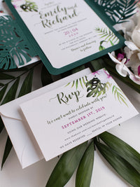 Invitación de boda de destino floral con corte láser verde y hoja botánica tropical de Monstera con tarjeta Rsvp y sobres forrados