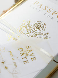 Pasaporte Boda Guardar la fecha Vellum con tarjeta de embarque de lámina dorada, boda en el extranjero, boda de destino, boda de viaje, billete de avión