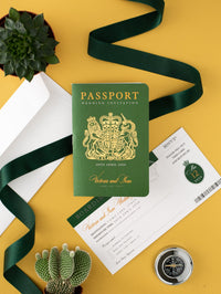 Invitación de boda con pasaporte verde de México con lámina de oro real