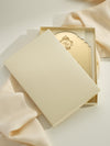 Invitación de lujo en caja: Invitación de boda de plexi dorado con marco de monograma y espejo - Grabado