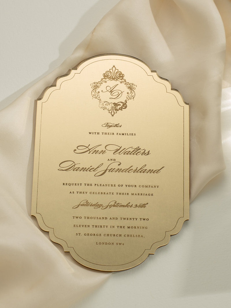 Invitación de lujo en caja: Invitación de boda de plexi dorado con marco de monograma y espejo - Grabado