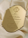 Invitación de lujo en caja: Invitación de boda de plexi dorado con marco de monograma y espejo - Grabado