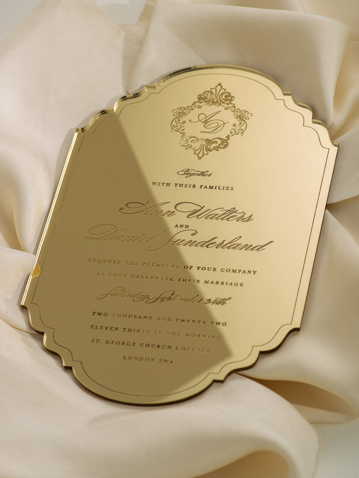 Invitación de lujo en caja: Invitación de boda de plexi dorado con marco de monograma y espejo - Grabado