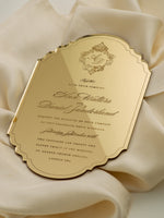 Invitación de lujo en caja: Invitación de boda de plexi dorado con marco de monograma y espejo - Grabado