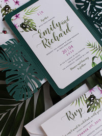 Invitación de boda de destino floral con corte láser verde y hoja botánica tropical de Monstera con tarjeta Rsvp y sobres forrados