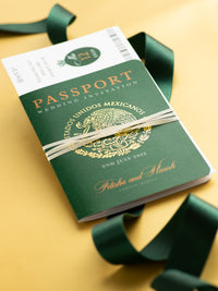 Invitación de boda con pasaporte verde de México con lámina de oro real