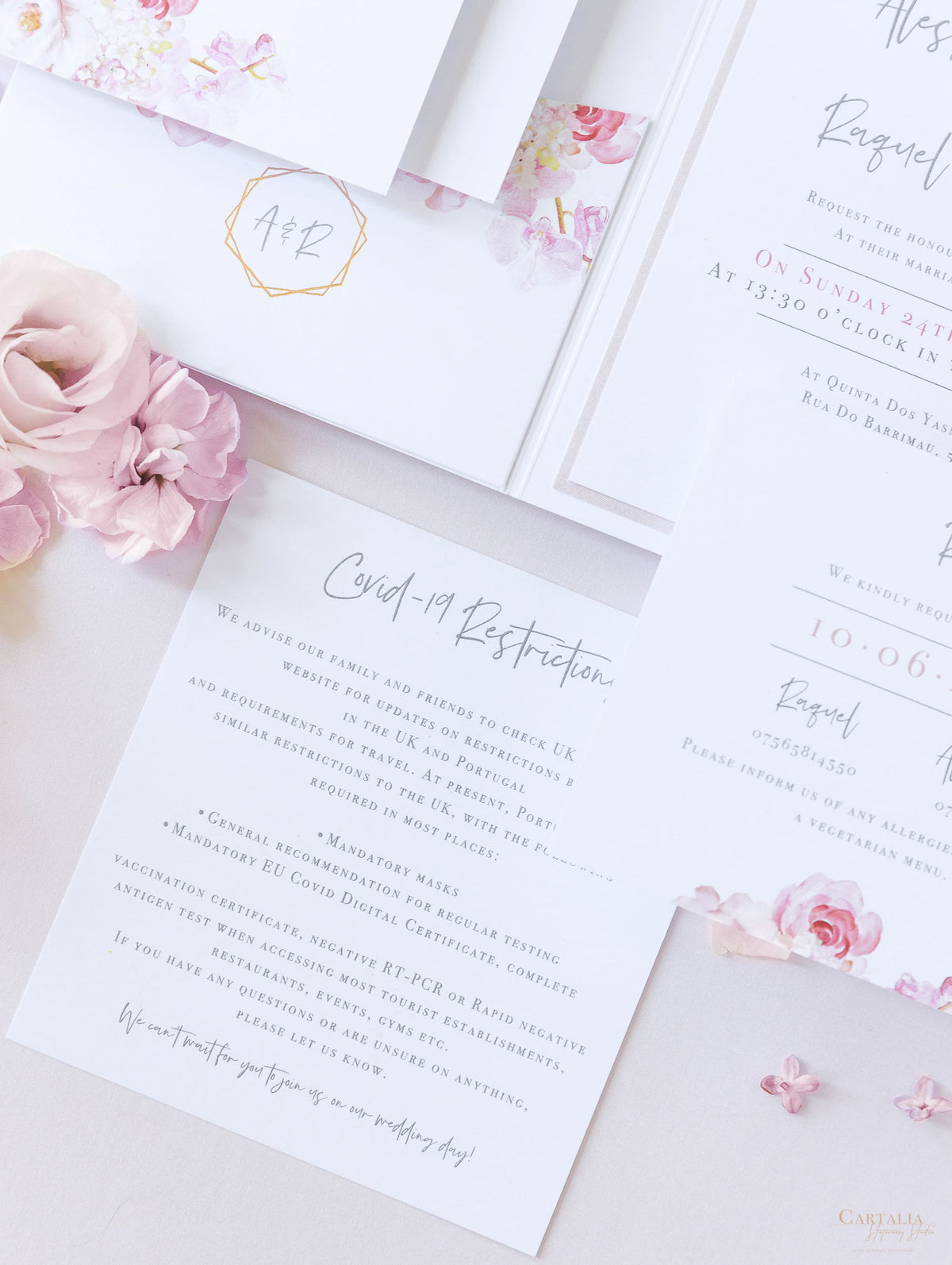 Invitación de boda estilo bolsillo floral de lujo en blanco y rosa con 4 tarjetas y papel de aluminio real