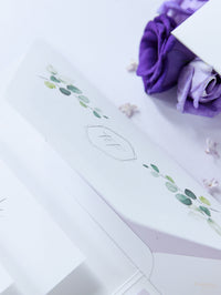 Invitación de boda estilo bolsillo color morado lavanda con 3 tarjetas y lámina auténtica