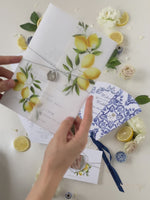 Invitación de boda del día de vitela de limón siciliano con etiqueta de espejo