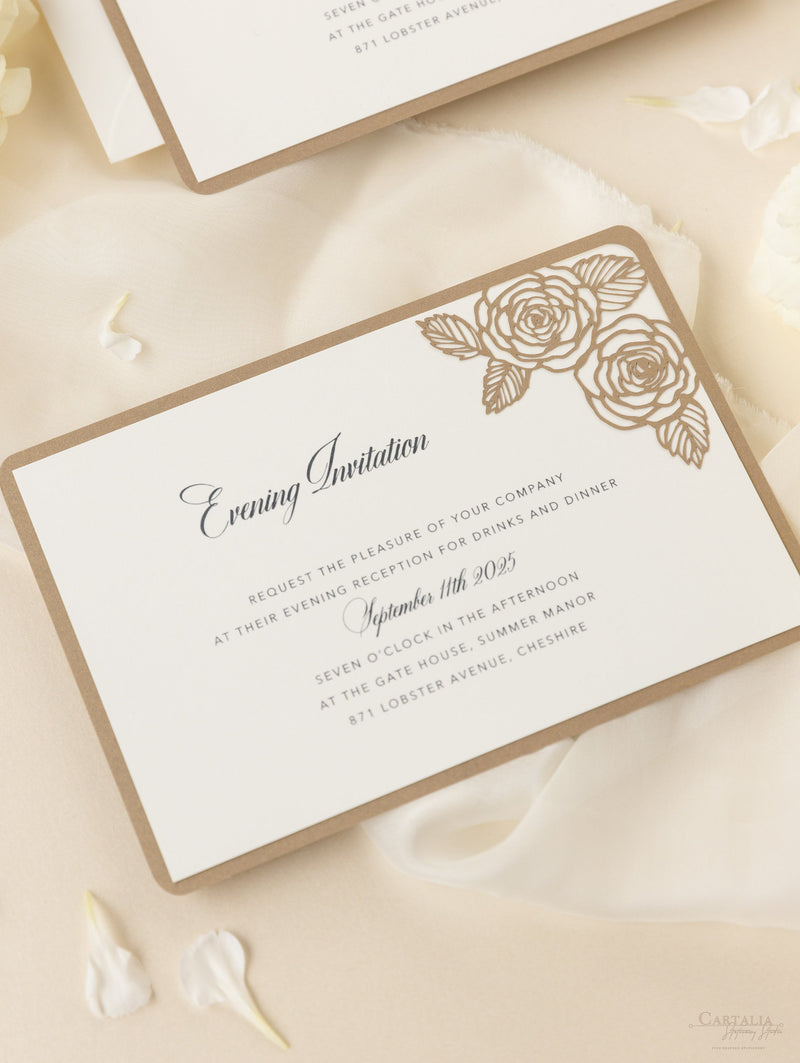 Invitación de noche de boda con corte láser de rosas románticas