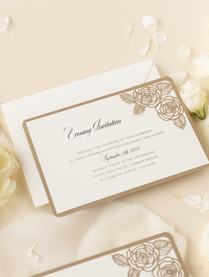 Invitación de noche de boda con corte láser de rosas románticas
