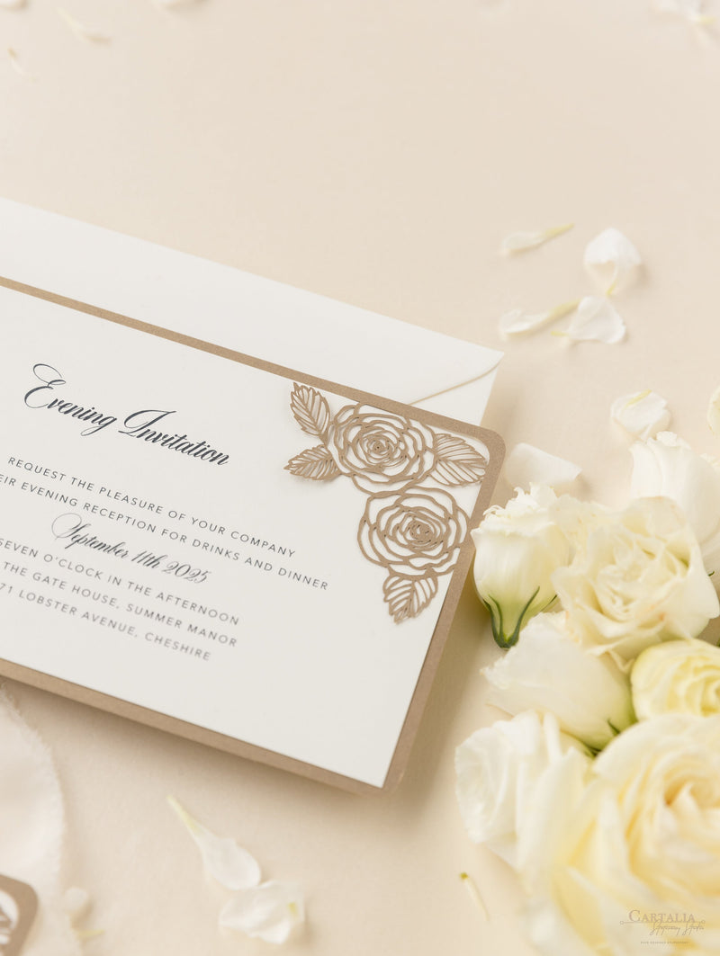 Invitación de noche de boda con corte láser de rosas románticas
