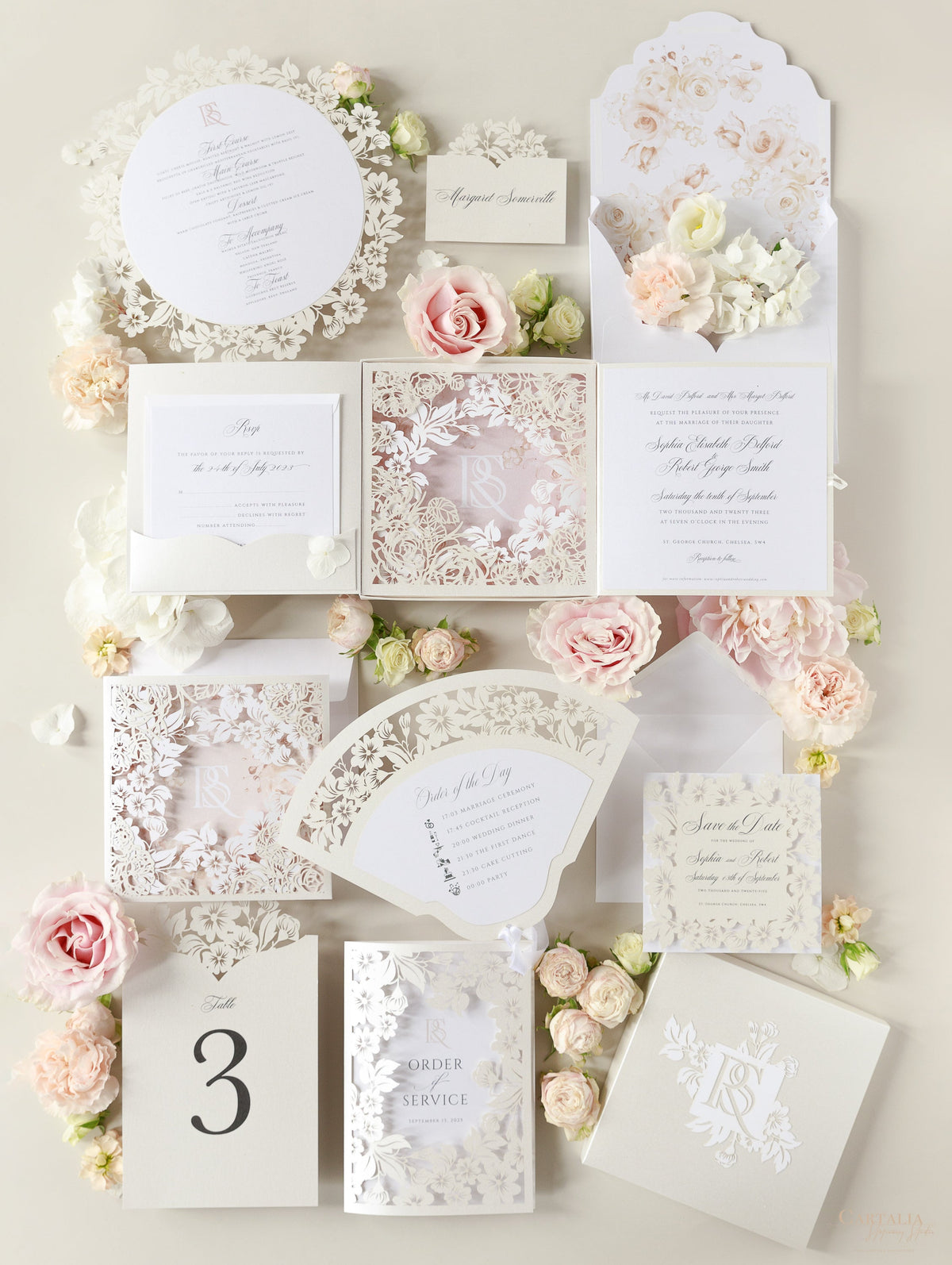 Tarjetas románticas con números de mesa con flores cortadas con láser y monogramas
