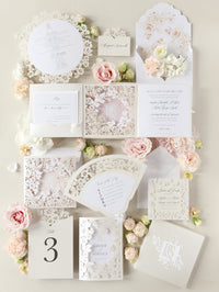 Tarjetas románticas con números de mesa con flores cortadas con láser y monogramas