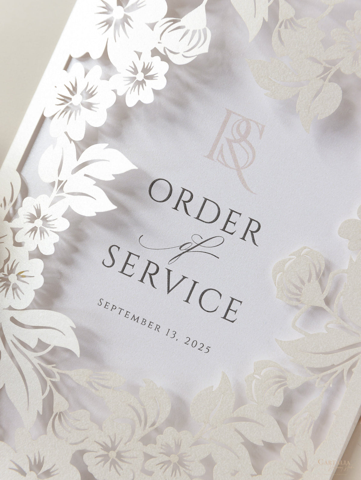 Romántico detalle floral cortado con láser Orden de servicio