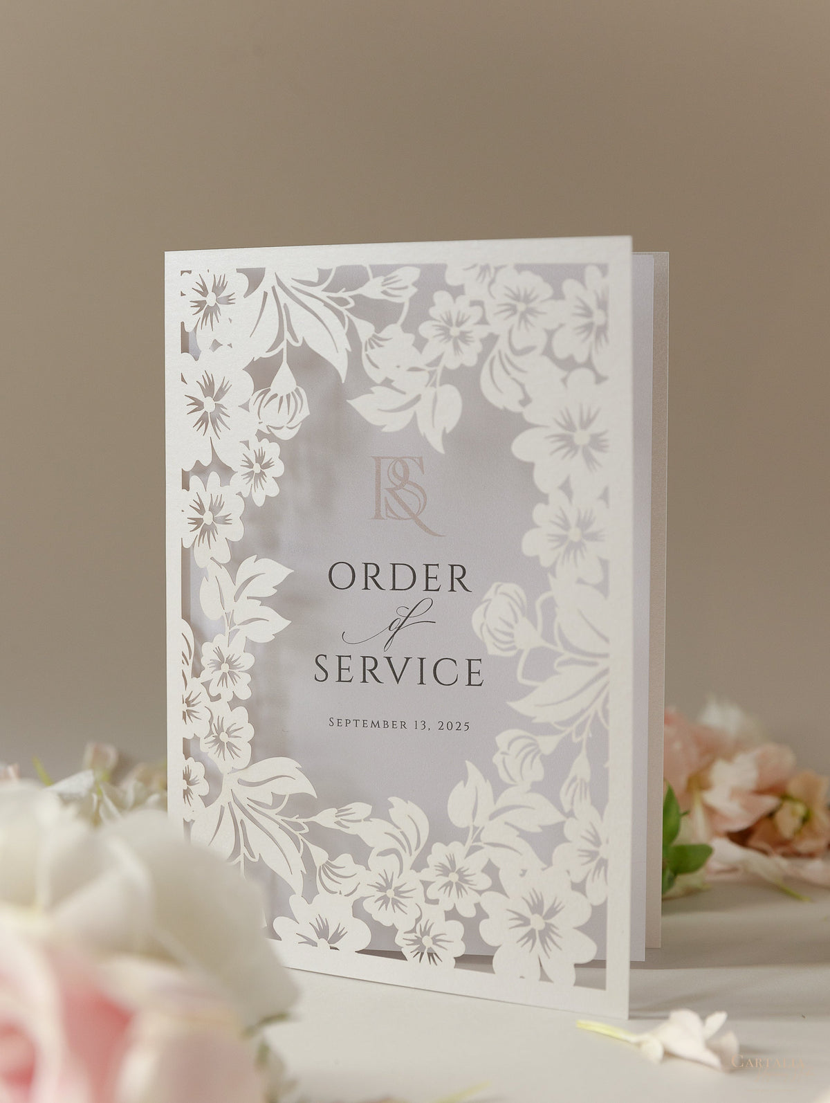 Romántico detalle floral cortado con láser Orden de servicio
