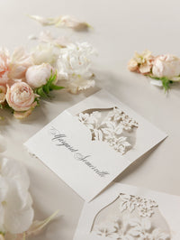 Tarjetas de lugar románticas con flores cortadas con láser
