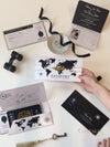 Cartera de viaje FOLDER blanca y negra: Suite de invitación para pasaporte de boda de lujo en bolsillo y etiqueta de espejo dorado