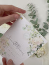 Recepción nocturna de hortensias blancas y capa de pergamino y etiqueta hexagonal con perno plateado y espejo plateado