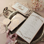 Mesa ornamental intrincada de lámina de oro rosa elegante de lujo con nombre y número cortado con láser