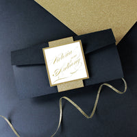 Invitación Suite de boda clásica con monograma de bolsillo azul marino y dorado
