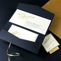 Invitación Suite de boda clásica con monograma de bolsillo azul marino y dorado