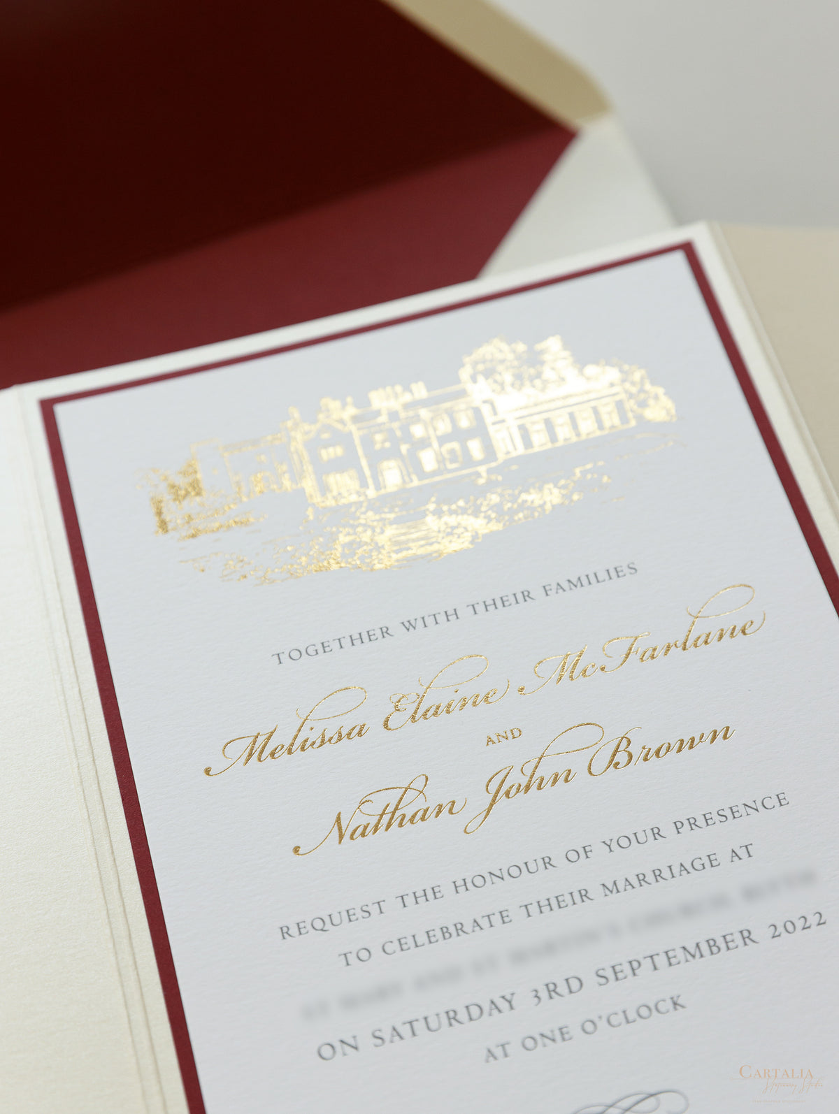 Lugar: Invitación de boda Hodsock Priory en rojo y dorado | Comisión a medida M&amp;N