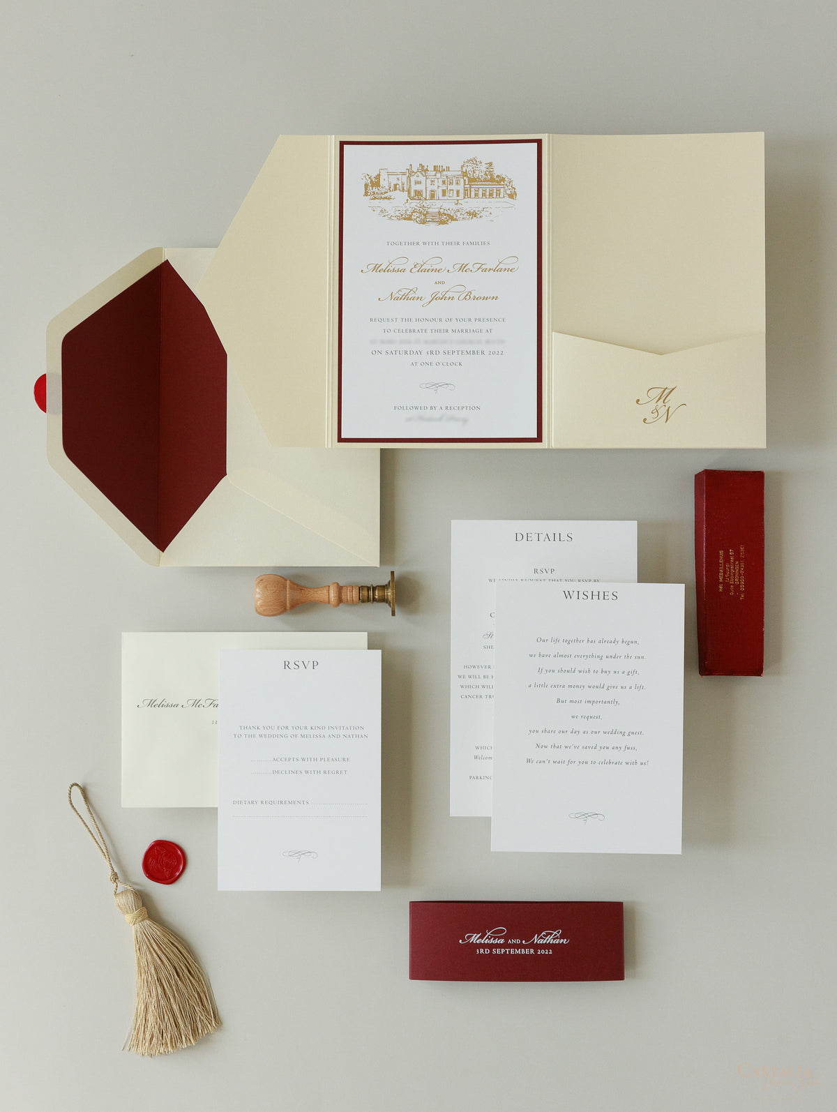 Lugar: Invitación de boda Hodsock Priory en rojo y dorado | Comisión a medida M&amp;N