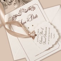 Tarjeta y etiqueta lujosas laminadas con monograma y cinta de raso para guardar la fecha