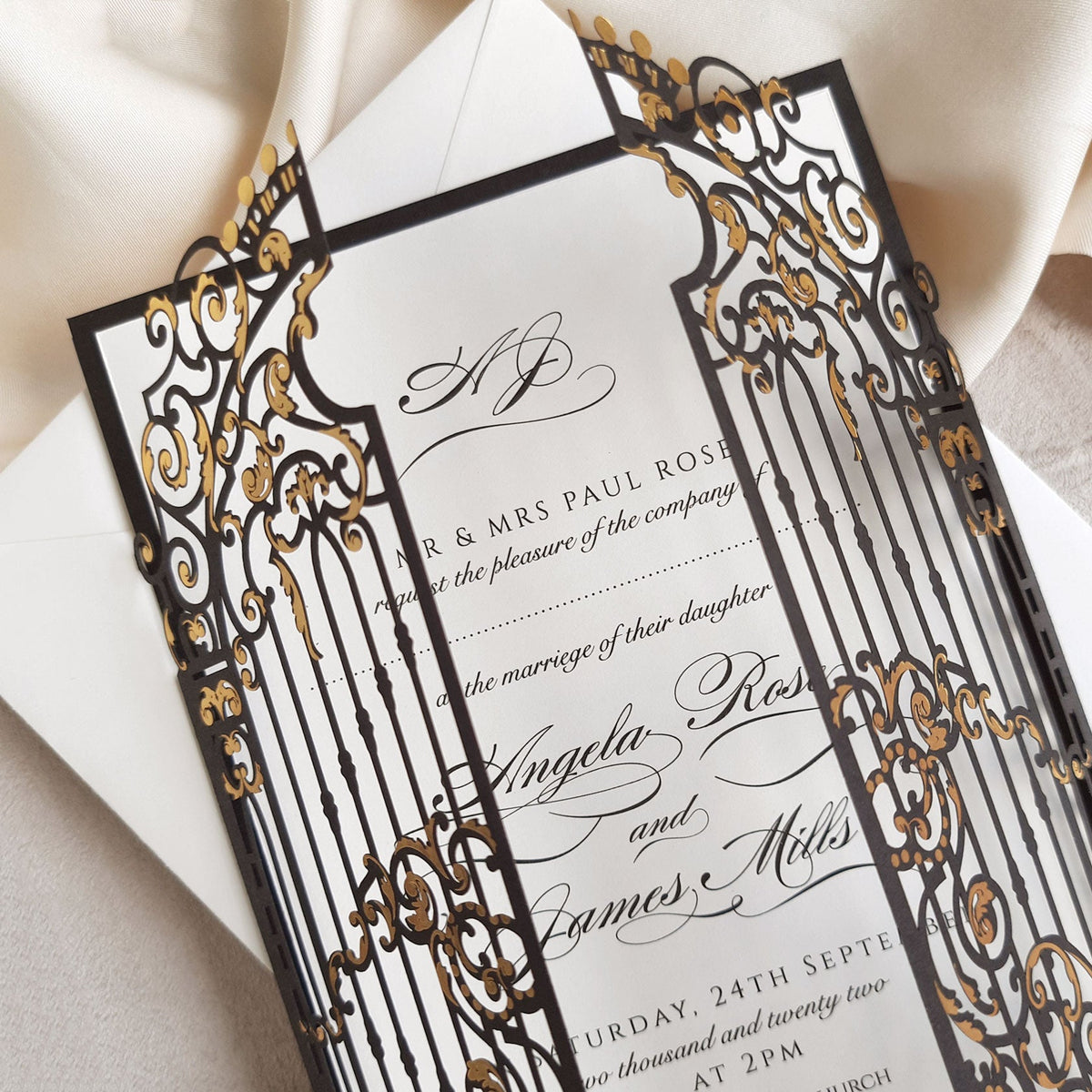 Invitación elegante para el día de la boda con puerta ornamental negra cortada con láser y lámina de oro real